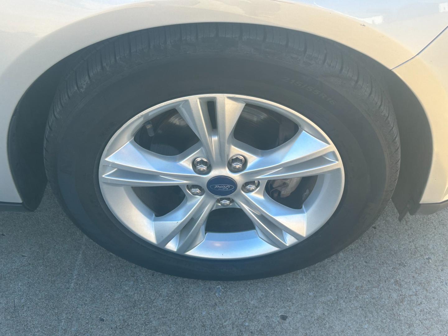 2013 Silver /Gray Ford Focus SEL FWD (1FADP3F2XDL) with an 2.4L engine, AUTOMATIC transmission, located at 17760 Hwy 62, Morris, OK, 74445, (918) 733-4887, 35.609104, -95.877060 - Photo#20